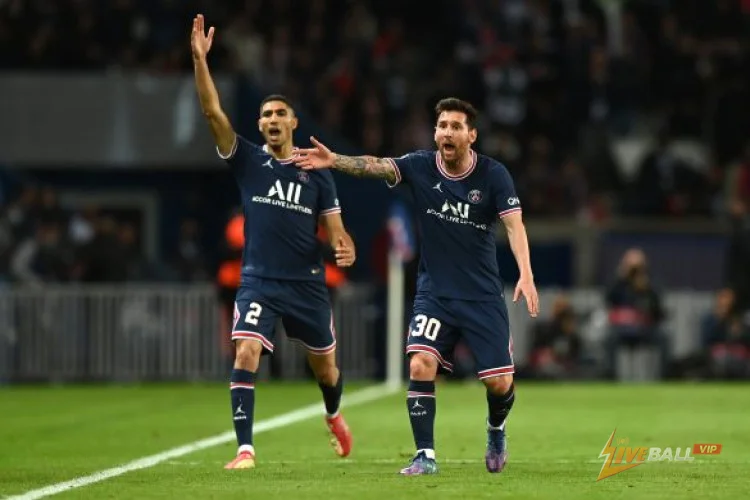 ‘ฉันรู้สึกเหมือนเป็นผู้เล่นตัวเล็ก’ – Achraf Hakimi ยอมรับว่าต้องดิ้นรนเล่นกับ Lionel Messi ที่ PSG