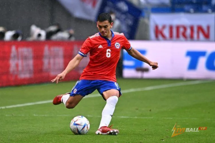 นักเตะทีมชาติชิลีเตรียมออกจากสแตนดาร์ด ลีแอชและกลับไปยังคอร์ทไรค์