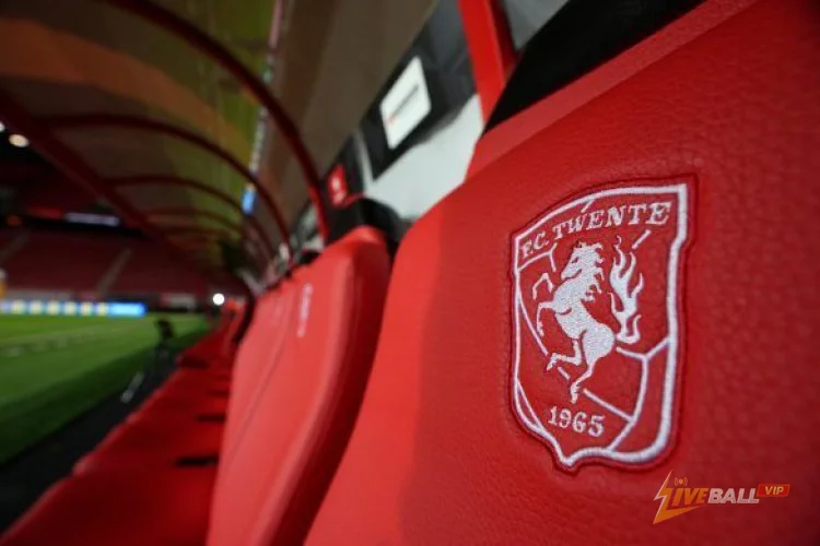 “ไม่เป็นความจริงเลย” ความตึงเครียดเกิดขึ้นเมื่อแคมป์ของ FC Twente ตอบสนองต่อข่าวลือการย้ายทีมของ Van Rooij ไป Ajax