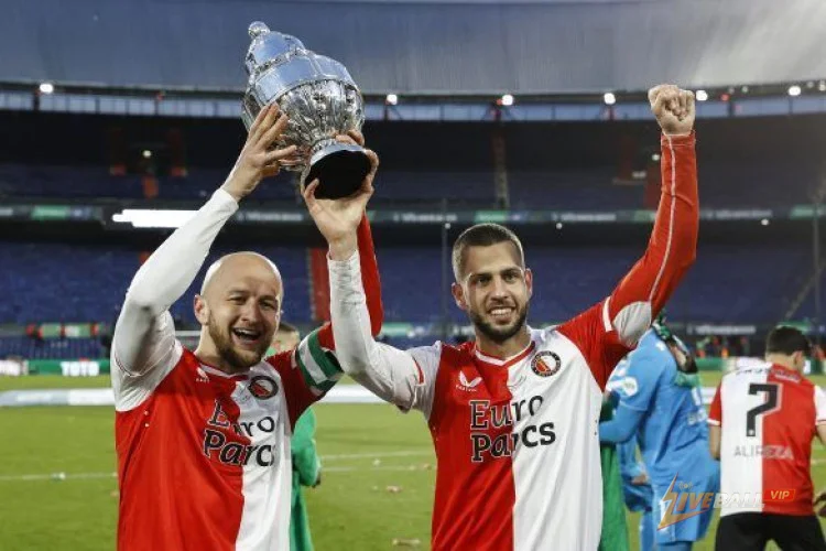 อดีตนักเตะ Feyenoord และทีมชาติออสเตรีย กernot Trauner ประกาศเลิกเล่นฟุตบอลในวัย 34 ปี