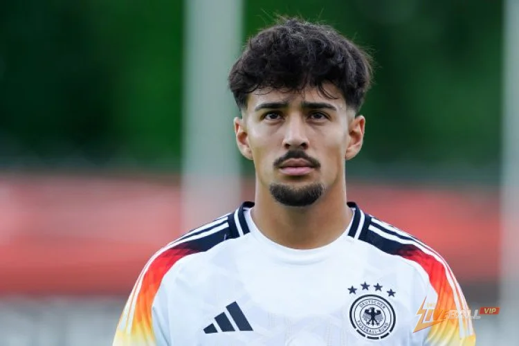 อย่างเป็นทางการ | พาเดอร์บอร์นยืมตัวลอรีน อูลริช (21) จาก VfB สตุ๊ตการ์ท