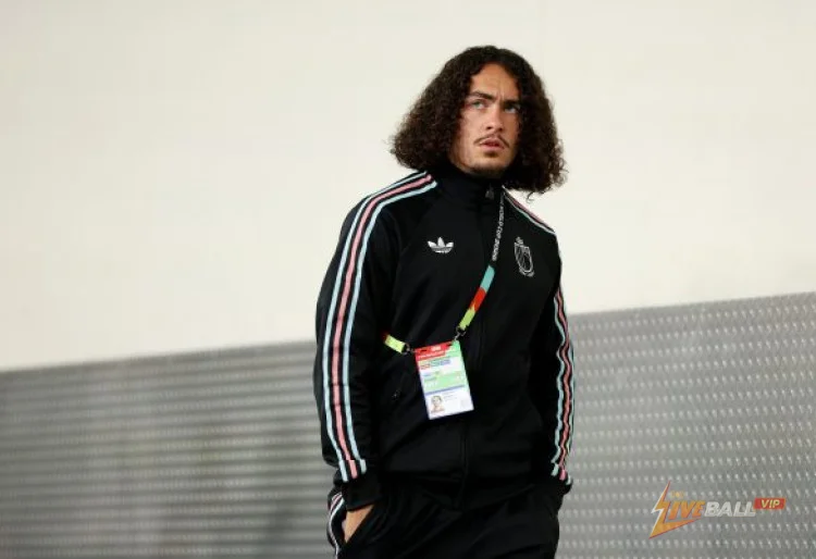 Eintracht Frankfurt เตรียมเซ็นสัญญากับ Lilian Brassier และปล่อยตัว Arthur Theate ออกไป