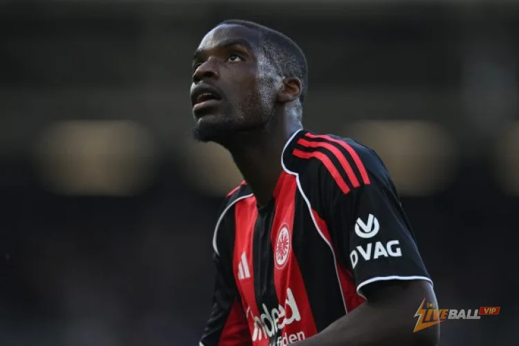 OGC Nice กำลังติดตามสถานการณ์ของแบ็คซ้าย Niels Nkounkou จาก Eintracht Frankfurt