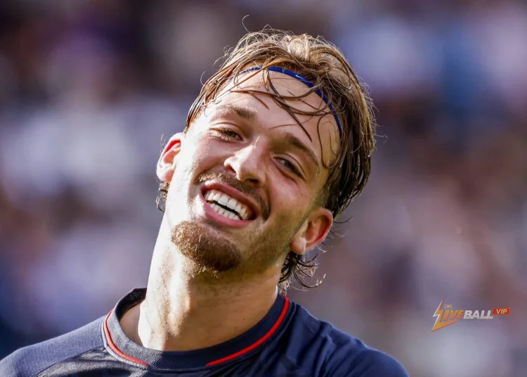 Rene van der Gijp advises Luciano Valente on getting Arsenal attention