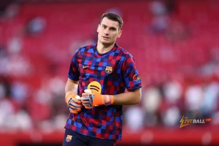Hansi Flick explains choosing Livaković over Szczęsny for Barcelona vs Sevilla